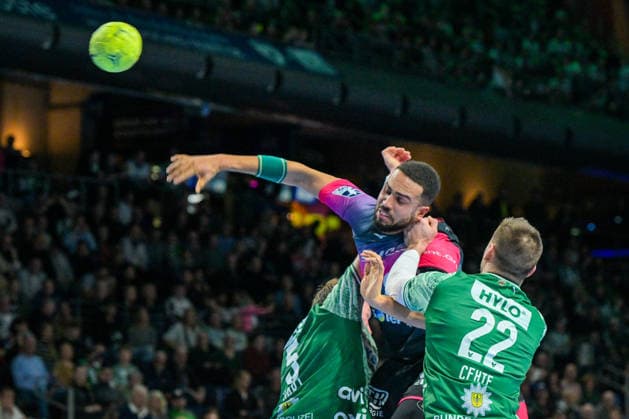 14 12 2025, xlakx, Handball Daikin HBL, Fuechse Berlin HSG Wetzlar f l Max Darj Fuechse Berlin , Philipp Ahouansou HSG Wetzlar , Nejc Cehte Fuechse Berlin goes for a jump shot Berlin Daniel Lakomski
