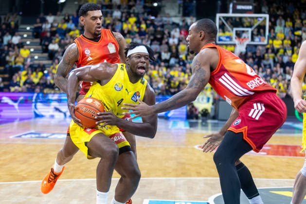 Oldenburg, Lower Saxony, DEU, 14 12 2025, Brian Fobbs center, EWE Baskets Oldenburg , Xavier Rathan Mayes left, FC Bayern Munich Basketball and Isiaha Mike right, FC Bayern Munich Basketball EWE Baskets Oldenburg vs FC Bayern Munich Basketball 1 Basketball Bundesliga Season 2025 2026, 10 Matchday, Grosse EWE Arena EWE Baskets Oldenburg vs FC Bayern Munich Basketball www.andreas-burmann.de