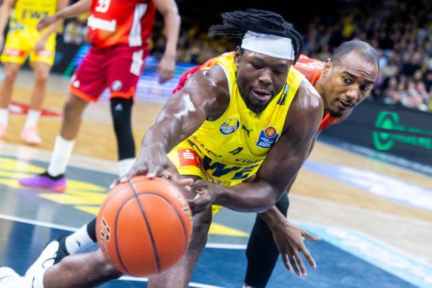 Oldenburg, Lower Saxony, DEU, 14 12 2025, Brian Fobbs left, EWE Baskets Oldenburg and Isiaha Mike right, FC Bayern Munich Basketball EWE Baskets Oldenburg vs FC Bayern Munich Basketball 1 Basketball Bundesliga Season 2025 2026, Matchday 10, Big EWE Arena EWE Baskets Oldenburg vs FC Bayern Munich Basketball www.andreas-burmann.de