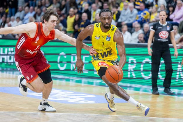 Oldenburg, Lower Saxony, DEU, 14 12 2025, Dakarai Tucker right, EWE Baskets Oldenburg and Justinian Jessup left, FC Bayern Munich Basketball EWE Baskets Oldenburg vs FC Bayern Munich Basketball 1 Basketball Bundesliga Season 2025 2026, Matchday 10, Big EWE Arena EWE Baskets Oldenburg vs FC Bayern Munich Basketball www.andreas-burmann.de