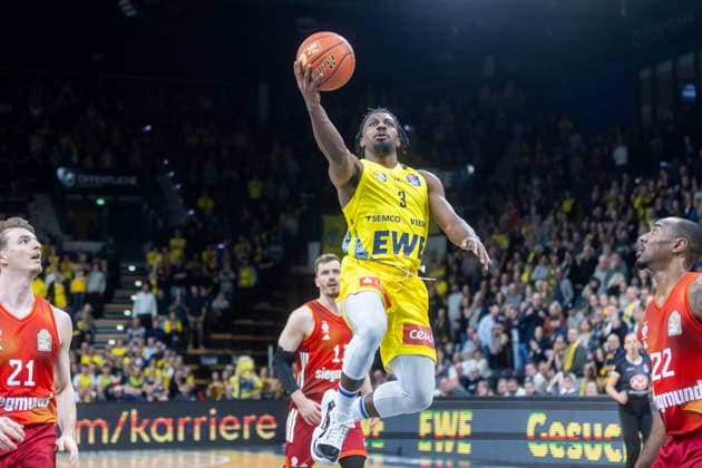 Oldenburg, Lower Saxony, DEU, 14 12 2025, Christopher Clemons center, EWE Baskets Oldenburg , Justus Hollatz left, FC Bayern Munich Basketball and Isiaha Mike right, FC Bayern Munich Basketball EWE Baskets Oldenburg vs FC Bayern Munich Basketball 1 Basketball Bundesliga Season 2025 2026, 10 Matchday, Grosse EWE Arena EWE Baskets Oldenburg vs FC Bayern Munich Basketball www.andreas-burmann.de