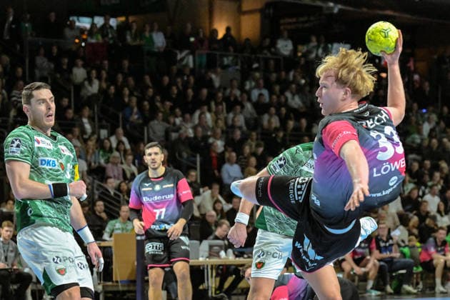14 12 2025, xlakx, Handball Daikin HBL, Fuechse Berlin HSG Wetzlar v l Mijajlo Marsenic Fuechse Berlin , Georg Loewen HSG Wetzlar goes for the jump shot Berlin Daniel Lakomski