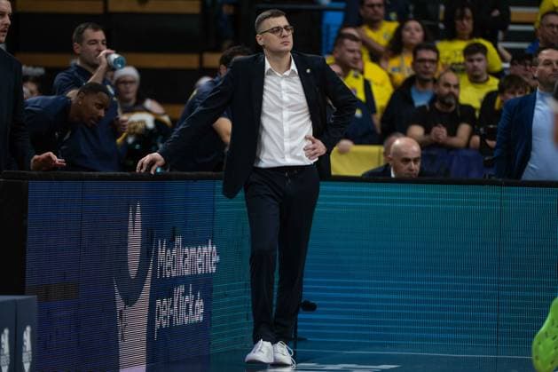 GER, Basketball, easy Credit BBL, EWE Baskets Oldenburg vs FC Bayern München Basketball 14 12 2025, EWE Arena, Oldenburg, GER, easy Credit BBL, EWE Baskets Oldenburg vs FC Bayern München Basketball, pictured Lazar SPASIC EWE Baskets Oldenburg Head Coach Head Coach nordphotoxgmbhx xRojahn nph00310