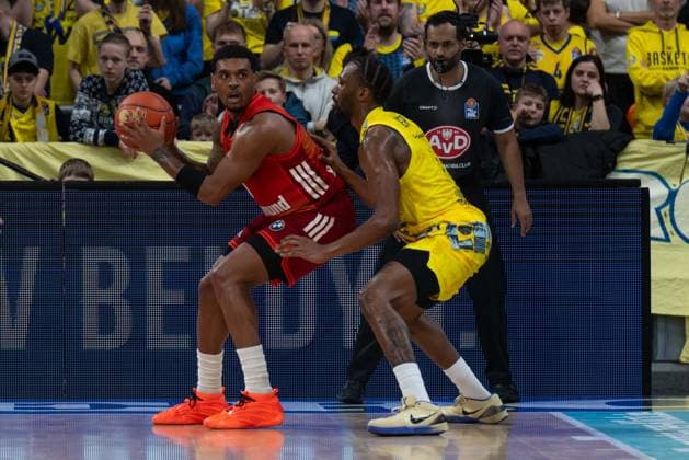 GER, Basketball, easy Credit BBL, EWE Baskets Oldenburg vs FC Bayern München Basketball 14 12 2025, EWE Arena, Oldenburg, GER, easy Credit BBL, EWE Baskets Oldenburg vs FC Bayern München Basketball, pictured Xavier RATHAN MAYES FC Bayern München Basketball 4 Dakarai TUCKER EWE Baskets Oldenburg 7 nordphotoxgmbhx xRojahn nph00310