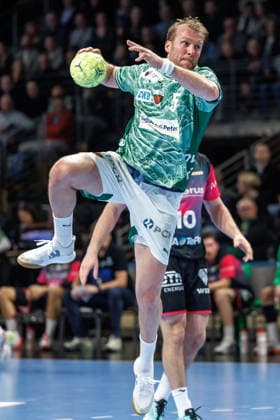 Berlin, 14 12 25, Handball Bundesliga, Fuechse Berlin HSG Wetzlar, 17 Matchday, Max Schmeling Halle Max Darj Füchse Berlin throws the ball on goal Fuechse Berlin HSG Wetzlar