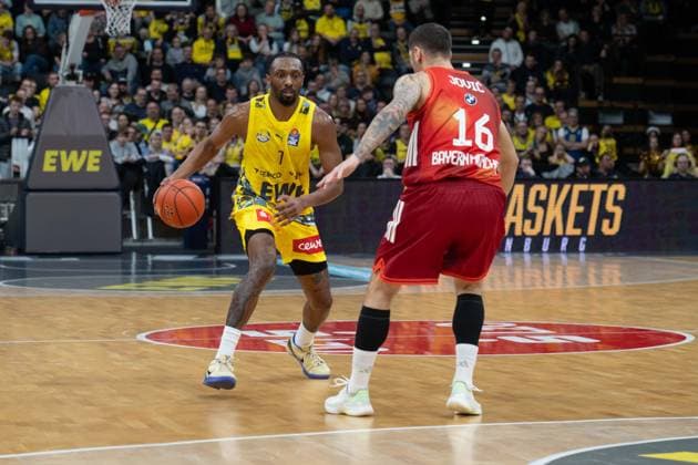 GER, Basketball, easy Credit BBL, EWE Baskets Oldenburg vs FC Bayern München Basketball 14 12 2025, EWE Arena, Oldenburg, GER, easy Credit BBL, EWE Baskets Oldenburg vs FC Bayern München Basketball, pictured Dakarai TUCKER EWE Baskets Oldenburg 7 Stefan JOVIC FC Bayern München Basketball 16 nordphotoxgmbhx xRojahn nph00310