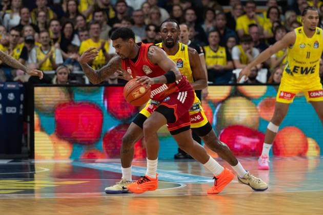 GER, Basketball, easy Credit BBL, EWE Baskets Oldenburg vs FC Bayern München Basketball 14 12 2025, EWE Arena, Oldenburg, GER, easy Credit BBL, EWE Baskets Oldenburg vs FC Bayern München Basketball, pictured Xavier RATHAN MAYES FC Bayern München Basketball 4 Dakarai TUCKER EWE Baskets Oldenburg 7 nordphotoxgmbhx xRojahn nph00310