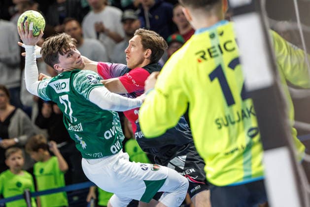 Berlin, 14 12 25, Handball Bundesliga, Fuechse Berlin HSG Wetzlar, Matchday 17, Max Schmeling Halle Nils Lichtlein Füchse Berlin throws the ball on goal Fuechse Berlin HSG Wetzlar
