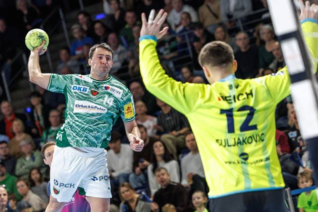 Berlin, 14 12 25, Handball Bundesliga, Fuechse Berlin HSG Wetzlar, 17 Matchday, Max Schmeling Halle Aitor Arino Füchse Berlin throws the ball on goal Fuechse Berlin HSG Wetzlar