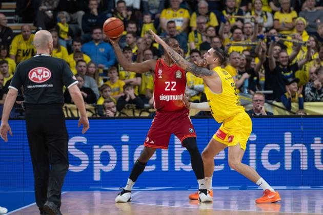 GER, Basketball, easy Credit BBL, EWE Baskets Oldenburg vs FC Bayern München Basketball 14 12 2025, EWE Arena, Oldenburg, GER, easy Credit BBL, EWE Baskets Oldenburg vs FC Bayern München Basketball, pictured Isiaha MIKE FC Bayern München Basketball 22 ZUBCIC EWE Baskets Oldenburg 33 nordphotoxgmbhx xRojahn nph00310