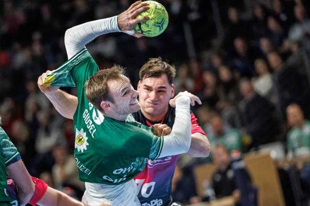Berlin, 14 12 25, Handball Bundesliga, Fuechse Berlin HSG Wetzlar, 17 Matchday, Max Schmeling Halle Mathias Gidsel Füchse Berlin throws the ball on goal Fuechse Berlin HSG Wetzlar