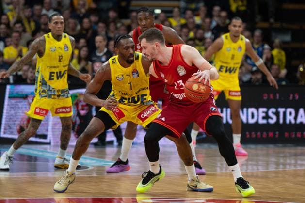 GER, Basketball, easy Credit BBL, EWE Baskets Oldenburg vs FC Bayern München Basketball 14 12 2025, EWE Arena, Oldenburg, GER, easy Credit BBL, EWE Baskets Oldenburg vs FC Bayern München Basketball, pictured Andreas OBST FC Bayern München Basketball 13 Dakarai TUCKER EWE Baskets Oldenburg 7 nordphotoxgmbhx xRojahn nph00310