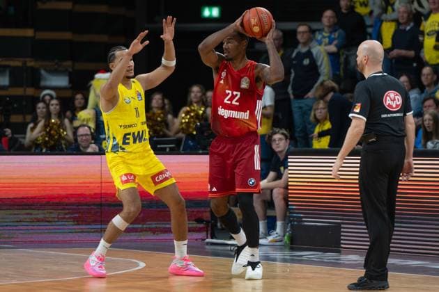 GER, Basketball, easy Credit BBL, EWE Baskets Oldenburg vs FC Bayern München Basketball 14 12 2025, EWE Arena, Oldenburg, GER, easy Credit BBL, EWE Baskets Oldenburg vs FC Bayern München Basketball, pictured Isiaha MIKE FC Bayern München Basketball 22 Nicholas TISCHLER EWE Baskets Oldenburg 11 nordphotoxgmbhx xRojahn nph00310