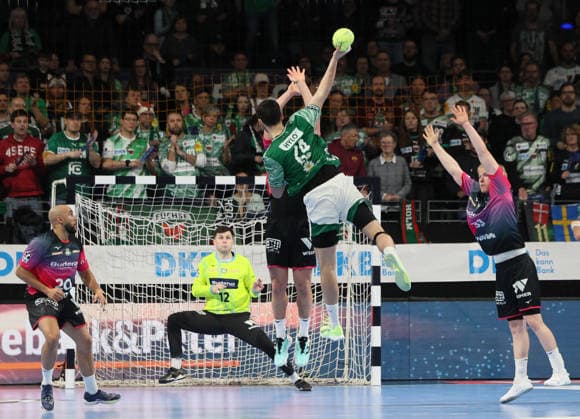 GER HBL season 2025 2026 FÜCHSE Berlin vs HSG Wetzlar, 14 12 25, Max Schmeling Halle, Berlin, young professional Lauro PICHIRI Füchse Berlin 24 climbs high and overcomes the defense of HSG Wetzlar