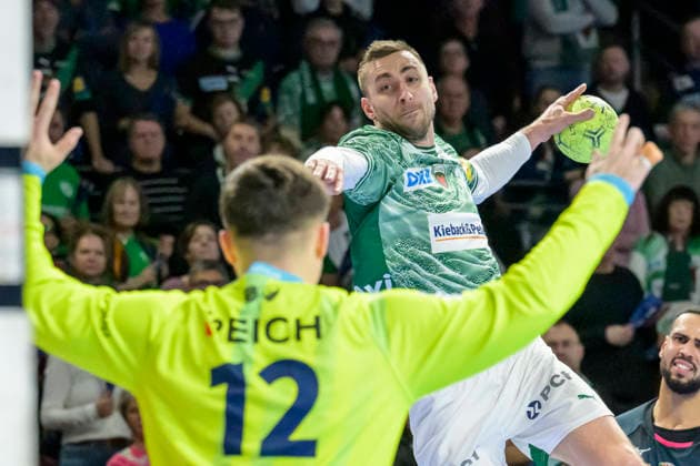 f l t r Anadin Suljakovic HSG Wetzlar 12 , Nejc Cehte Fuechse Berlin , Action, duels, fighting for the ball, GER, Berlin, Handball, Fuechse Berlin vs HSG Wetzlar, DAIKIN Handball Bundesliga, at the Max Schmeling Halle, December 14, 2025, Copyright: HMBxMedia UwexKoch