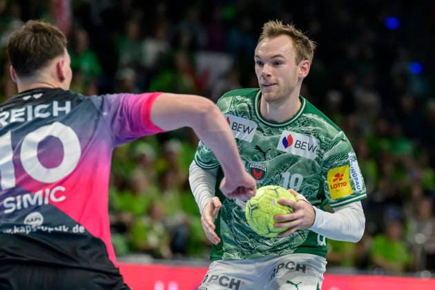 f l t r Josip Simic HSG Wetzlar 10 , Mathias Gidsel Fuechse Berlin , Action, duels, fighting for the ball, GER, Berlin, Handball, Fuechse Berlin vs HSG Wetzlar, DAIKIN Handball Bundesliga, at the Max Schmeling Halle, December 14, 2025, Copyright: HMBxMedia UwexKoch