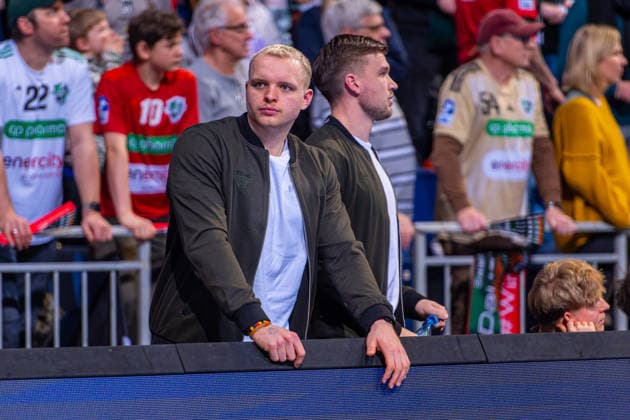 Can only watch Justus Fischer TSV Hannover Burgdorf, No. 54 Thomas Solstad TSV Hannover Burgdorf, No. 44 v l , TSV Hannover Burgdorf green vs TVB Stuttgart yellow on match day 17 of the 2025 2026 season in the DAIKIN Handball Bundesliga 14 12 2025, ZAG Arena Hannover, GER , Copyright: xJanxGuentherx xTSVxHannover-Burgdorfx
