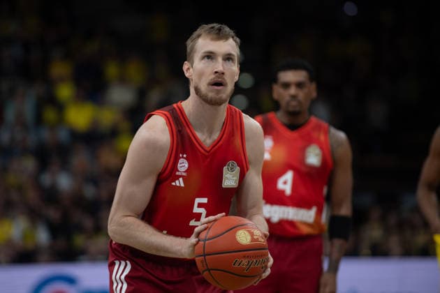 GER, Basketball, easy Credit BBL, EWE Baskets Oldenburg vs FC Bayern München Basketball 14 12 2025, EWE Arena, Oldenburg, GER, easy Credit BBL, EWE Baskets Oldenburg vs FC Bayern München Basketball, pictured at free throw Niels GIFFEY FC Bayern München Basketball 5 nordphotoxgmbhx xRojahn nph00310