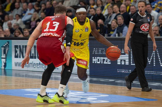 GER, Basketball, easy Credit BBL, EWE Baskets Oldenburg vs FC Bayern München Basketball 14 12 2025, EWE Arena, Oldenburg, GER, easy Credit BBL, EWE Baskets Oldenburg vs FC Bayern München Basketball, pictured Brain FOBBS EWE Baskets Oldenburg 4 Andreas OBST FC Bayern München Basketball 13 nordphotoxgmbhx xRojahn nph00310