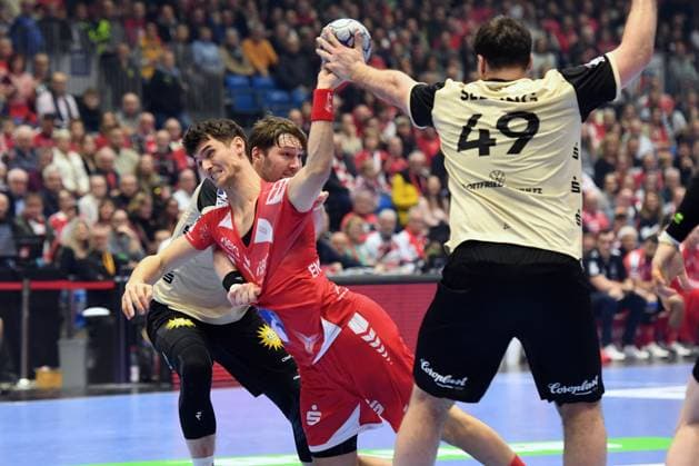 Nikolaj Enderleit MT Melsungen 4 on the ball , Gerdas Babarskas Bergischer HC 14 , Aron Seesing Bergischer HC 49 , GER, MT Melsungen Bergischer HC, Handball, 1 Bundesliga, Matchday 17, Season 2025 2026, 14 12 2025, GER, MT Melsungen Bergischer HC, Handball, 1 Bundesliga, Matchday 17, Season 2025 2026, 14 12 2025 Kassel Copyright: xEibner-Pressefotox xRolandxSippelx EP_RSL