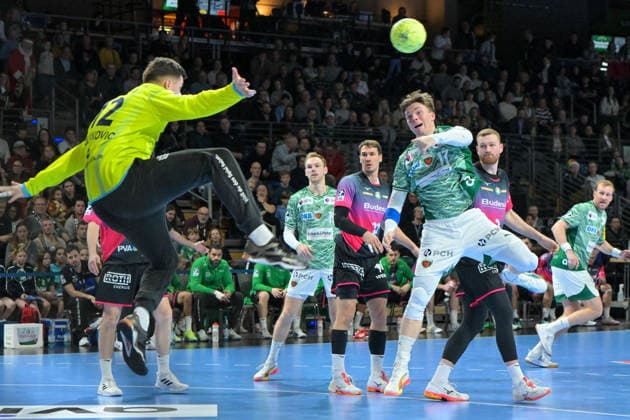 14 12 2025, xlakx, Handball Daikin HBL, Fuechse Berlin HSG Wetzlar v l Anadin Suljakovic HSG Wetzlar , Nils Lichtlein Fuechse Berlin goes for the jump shot Berlin Daniel Lakomski