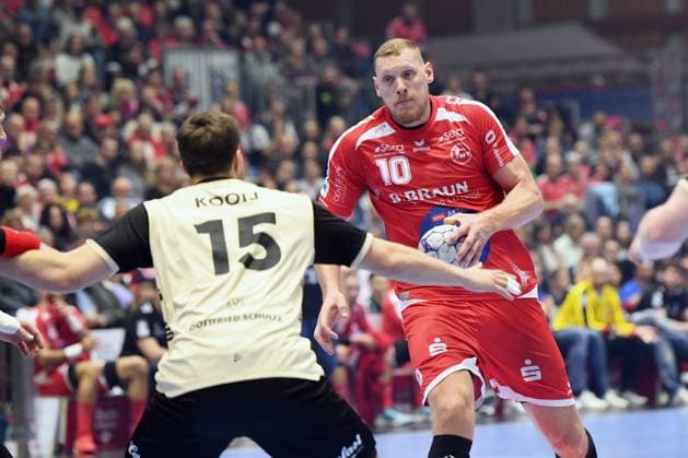 Dainis Kristopans MT Melsungen 10 on the ball , Lars Mitchell Kooij Bergischer HC 15 , GER, MT Melsungen Bergischer HC, Handball, 1 Bundesliga, Matchday 17, Season 2025 2026, 14 12 2025, GER, MT Melsungen Bergischer HC, Handball, 1 Bundesliga, Matchday 17, Season 2025 2026, 14 12 2025 Kassel Copyright: xEibner-Pressefotox xRolandxSippelx EP_RSL