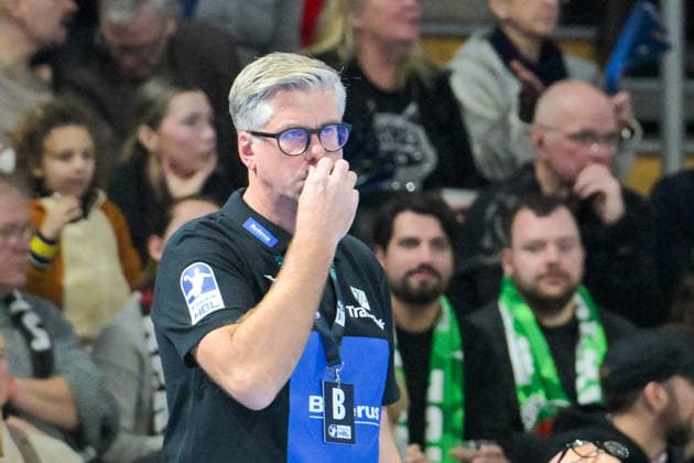 14 12 2025, xlakx, Handball Daikin HBL, Fuechse Berlin HSG Wetzlar v l Runar Sigtryggsson HSG Wetzlar Trainer enttaeuscht, schaut enttaeuscht, niedergeschlagen, disappointed Berlin Daniel Lakomski