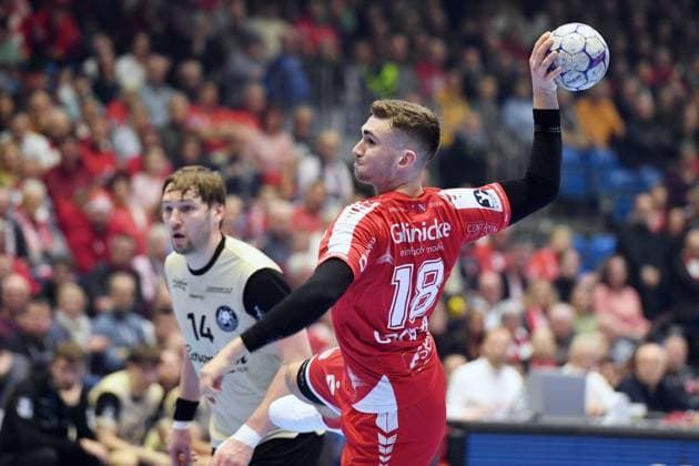 Florian Drosten MT Melsungen 18 on throw Gerdas Babarskas Bergischer HC 14 , GER, MT Melsungen Bergischer HC, Handball, 1 Bundesliga, Matchday 17, Season 2025 2026, 14 12 2025, GER, MT Melsungen Bergischer HC, Handball, 1 Bundesliga, Matchday 17, Season 2025 2026, 14 12 2025 Kassel Copyright: xEibner-Pressefotox xRolandxSippelx EP_RSL