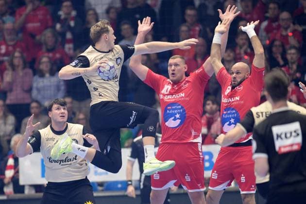 Nico Schoettle Bergischer HC 8 on the throw Dainis Kristopans MT Melsungen 10 , Adrian Sipos MT Melsungen 8 R in defense , GER, MT Melsungen Bergischer HC, Handball, 1 Bundesliga, Matchday 17, Season 2025 2026, 14 12 2025, GER, MT Melsungen Bergischer HC, Handball, 1 Bundesliga, Matchday 17, Season 2025 2026, 14 12 2025 Kassel Copyright: xEibner-Pressefotox xRolandxSippelx EP_RSL