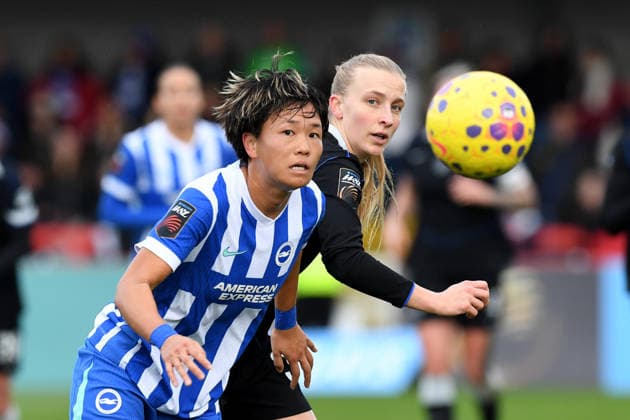Brighton and Hove Albion Women v Chelsea Women Women s Super League 14 12 2025. Moeke Minami Defender of Brighton and Hove Albion and Aggie Beever-Jones Forward of Chelsea in action during the Women s Super League match between Brighton and Hove Albion Women and Chelsea Women at The Broadfield Stadium, Crawley, England on 14 December 2025. Crawley The Broadfield Stadium West Sussex England Editorial use only DataCo restrictions apply See www.football-dataco.com , Copyright: xJeffxMoodx PSI-23427-0049