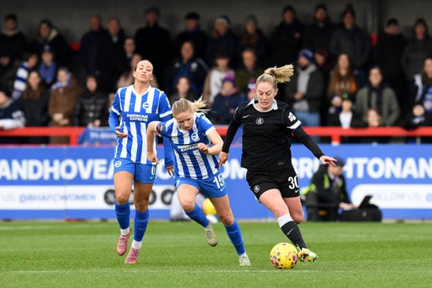 Brighton and Hove Albion Women v Chelsea Women Women s Super League 14 12 2025. Keira Walsh Midfielder of Chelsea controls the ball under pressure from Dina Aafke Noordam of Brighton and Hove Albion during the Women s Super League match between Brighton and Hove Albion Women and Chelsea Women at The Broadfield Stadium, Crawley, England on 14 December 2025. Crawley The Broadfield Stadium West Sussex England Editorial use only DataCo restrictions apply See www.football-dataco.com , Copyright: xJeffxMoodx PSI-23427-0052