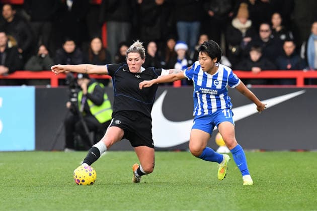 Brighton and Hove Albion Women v Chelsea Women Women s Super League 14 12 2025. Millie Bright Defender of Chelsea stretches for the ball ahead of the incoming Kiko Sieke Striker of Brighton and Hove Albion during the Women s Super League match between Brighton and Hove Albion Women and Chelsea Women at The Broadfield Stadium, Crawley, England on 14 December 2025. Crawley The Broadfield Stadium West Sussex England Editorial use only DataCo restrictions apply See www.football-dataco.com , Copyright: xJeffxMoodx PSI-23427-0054