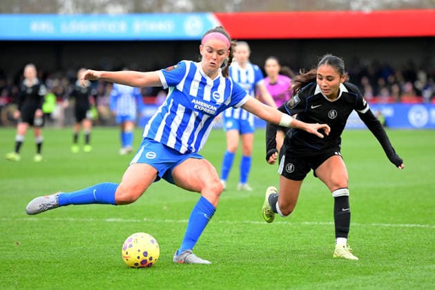 Brighton and Hove Albion Women v Chelsea Women Women s Super League 14 12 2025. Caitlin Hayes Defender of Brighton and Hove Albion and Alyssa Thompson Forward of Chelsea in action during the Women s Super League match between Brighton and Hove Albion Women and Chelsea Women at The Broadfield Stadium, Crawley, England on 14 December 2025. Crawley The Broadfield Stadium West Sussex England Editorial use only DataCo restrictions apply See www.football-dataco.com , Copyright: xJeffxMoodx PSI-23427-0062