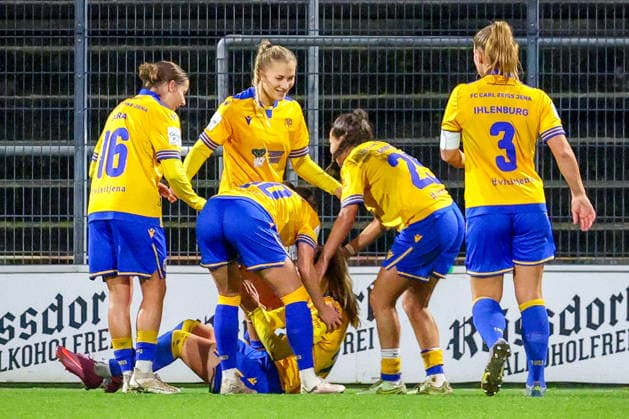 14 12 2025, xsscx, Frauen Fussball, 1 FC Koeln FC Carl Zeiss Jena, 1 Fussball Bundesliga, 13 Spieltag, Franz Kremer Stadion, Saison 2025 2026 Torjubel nach dem Tor zum 0 1 durch die Mannschaft von Carl Zeiss Jena DFB regulations prohibit any use of photographs as image sequences and or quasi video Photo xSandraxScherningxPressefotoKochx Nordrhein Westfalen Germany