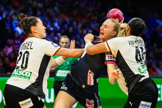 Women s Handball World Championship 2025 Germany Norway Rotterdam, Netherlands 20251214 Norway s Henny Ella Reistad between Germany s Emily Vogel and Germany s Aimee Von Pereira during the final of the Women s Handball World Championship between Germany and Norway at Ahoy Arena Photo Beate Oma Dahle NTB Rotterdam Netherlands EDITORIAL USE ONLY RESTRICTED USE FOR BETTING COMPANIES  Copyright: xBeatexOmaxDahlex xNTBx