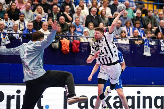 14 12 2025, xKWIx, Handball, Daikin Handball Bundesliga Daikin HBL , TBV Lemgo Lippe THW Kiel, PHOENIX CONTACT arena Lukas Zerbe THW Kiel 24 in throw against Constantin Möstl TBV Lemgo Lippe 1 Photo xKamilxWilkowskixPressefotoKochx NRW Germany