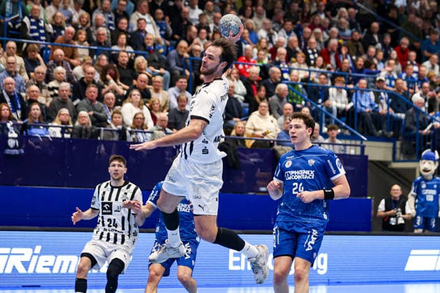 14 12 2025, xKWIx, Handball, Daikin Handball Bundesliga Daikin HBL , TBV Lemgo Lippe THW Kiel, PHOENIX CONTACT arena Veron NaÄinoviÄ‡ THW Kiel 93 in the throw Photo xKamilxWilkowskixPressefotoKochx NRW Germany