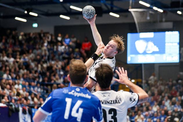 14 12 2025, xKWIx, Handball, Daikin Handball Bundesliga Daikin HBL , TBV Lemgo Lippe THW Kiel, PHOENIX CONTACT arena Eric Johansson THW Kiel 21 over all in duel against TBV player Photo xKamilxWilkowskixPressefotoKochx NRW Germany