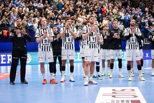 14 12 2025, xKWIx, Handball, Daikin Handball Bundesliga Daikin HBL , TBV Lemgo Lippe THW Kiel, PHOENIX CONTACT arena THW Kiel players applaud the fans Photo xKamilxWilkowskixPressefotoKochx NRW Germany