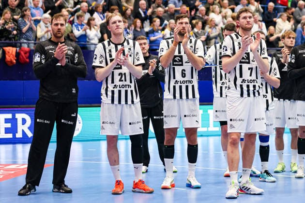 14 12 2025, xKWIx, Handball, Daikin Handball Bundesliga Daikin HBL , TBV Lemgo Lippe THW Kiel, PHOENIX CONTACT arena THW Kiel players applaud the fans Photo xKamilxWilkowskixPressefotoKochx NRW Germany