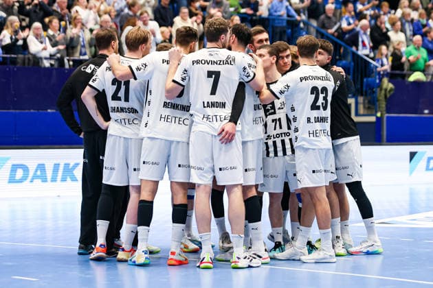 14 12 2025, xKWIx, Handball, Daikin Handball Bundesliga Daikin HBL , TBV Lemgo Lippe THW Kiel, PHOENIX CONTACT arena Players from Kiel in the circle after the final whistle Photo xKamilxWilkowskixPressefotoKochx NRW Germany