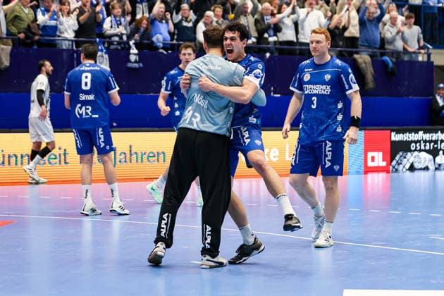 14 12 2025, xKWIx, Handball, Daikin Handball Bundesliga Daikin HBL , TBV Lemgo Lippe THW Kiel, PHOENIX CONTACT arena Samuel Zehnder TBV Lemgo Lippe 4 and Constantin Möstl TBV Lemgo Lippe 1 celebrate the draw lying in each others arms Photo xKamilxWilkowskixPressefotoKochx NRW Germany