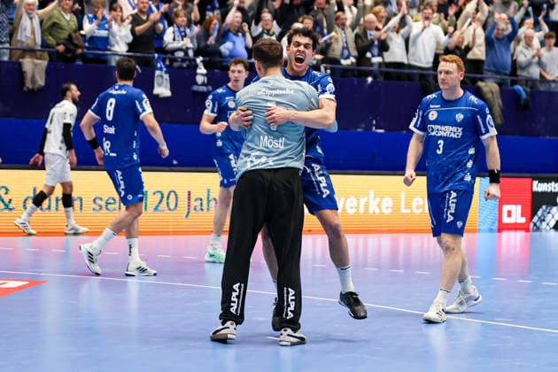14 12 2025, xKWIx, Handball, Daikin Handball Bundesliga Daikin HBL , TBV Lemgo Lippe THW Kiel, PHOENIX CONTACT arena Samuel Zehnder TBV Lemgo Lippe 4 and Constantin Möstl TBV Lemgo Lippe 1 celebrate the draw lying in each others arms Photo xKamilxWilkowskixPressefotoKochx NRW Germany