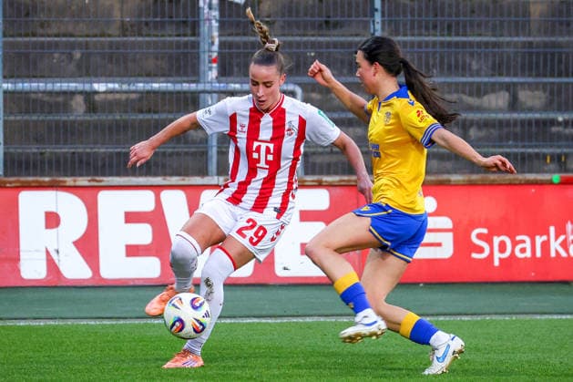 14 12 2025, xsscx, Frauen Fussball, 1 FC Koeln FC Carl Zeiss Jena, 1 Fussball Bundesliga, 13 Spieltag, Franz Kremer Stadion, Saison 2025 2026 Vanessa Leimenstoll 1 FC Koeln 29 im Zweikampf gegen Noemi Gentile FC Carl Zeiss Jena 25 DFB regulations prohibit any use of photographs as image sequences and or quasi video Photo xSandraxScherningxPressefotoKochx Nordrhein Westfalen Germany