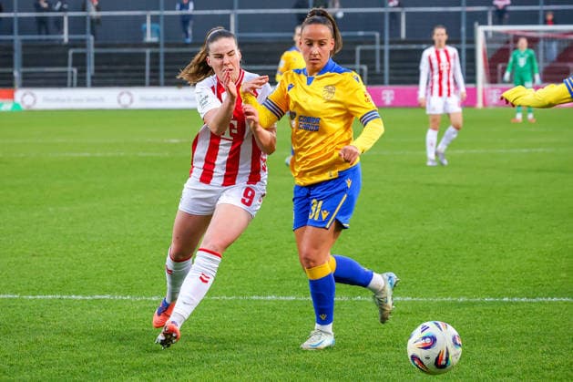 22 11 2025, xsscx, Women Football, Bayer 04 Leverkusen SGS Essen, 1 Fußball Bundesliga, 11 Spieltag, Ulrich Haberland Stadion, Saison 2025 2026 Adriana Achcinska 1 FC Koeln 9 im Zweikampf gegen Nelly Juckel FC Carl Zeiss Jena 31 DFB regulations prohibit any use of photographs as image sequences and or quasi video Photo xSandraxScherningxPressefotoKochx Nordrhein Westfalen Germany