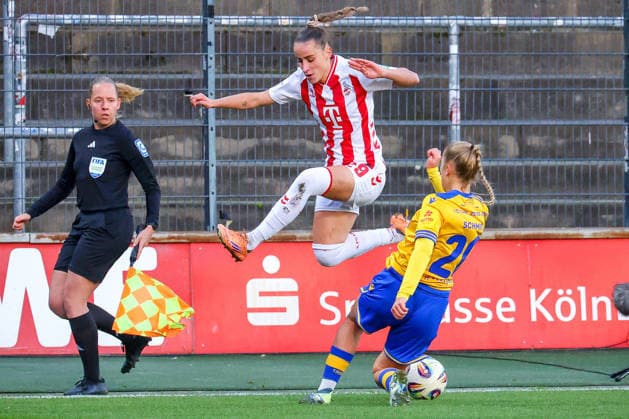 22 11 2025, xsscx, Women Football, Bayer 04 Leverkusen SGS Essen, 1 Fußball Bundesliga, 11 Spieltag, Ulrich Haberland Stadion, Saison 2025 2026 Vanessa Leimenstoll 1 FC Koeln 29 in duel against Steffi Schmid FC Carl Zeiss Jena 20 DFB regulations prohibit any use of photographs as image sequences and or quasi video Photo xSandraxScherningxPressefotoKochx Nordrhein Westfalen Germany