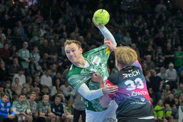 14 12 2025, xlakx, Handball Daikin HBL, Fuechse Berlin HSG Wetzlar v l Mathias Gidsel Fuechse Berlin , Georg Loewen HSG Wetzlar Zweikampf, Duell, Kampf, tackle Berlin Daniel Lakomski