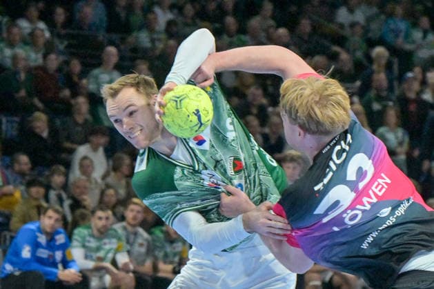 14 12 2025, xlakx, Handball Daikin HBL, Fuechse Berlin HSG Wetzlar v l Mathias Gidsel Fuechse Berlin , Georg Loewen HSG Wetzlar Zweikampf, Duell, Kampf, tackle Berlin Daniel Lakomski