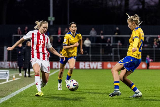 Google Pixel Frauen Bundesliga, 1 FC Köln FC Carl Zeiss Jena 14 12 2025 Zweikampf Pauline Bremer 1 FC Köln, 11 , Steffi Schmid FC Carl Zeiss Jena, 20 Google Pixel Frauen Bundesliga, 1 FC Köln FC Carl Zeiss Jena, Köln, Franz Kremer Stadion am 14 12 2025 DFB REGULATIONS PROHIBIT ANY USE OF PHOTOGRAPHS AS IMAGE SEQUENCES AND OR QUASI VIDEO Copyright: xBEAUTIFULxSPORTS Wunderlx
