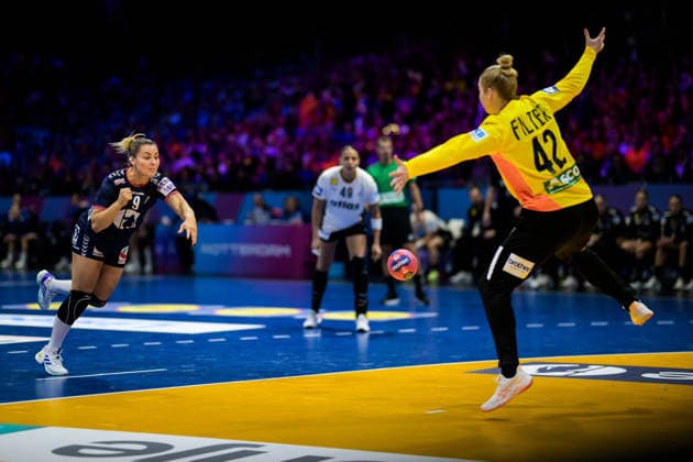 251214 Nora Mork of Norway and goalkeeper Katharina Filter of Germany during the IHF Women s World Championship final between Germany and Norway on December 14, 2025 in Rotterdam Photo Joel Marklund BILDBYRAN kod JM JM0758 bbeng handball handboll handball vm handball vm handbolls vm ihf handball world championship world handball championship 2025 world championship 2025 final tyskland norway norge germany dam  Copyright: JOELxMARKLUND BB251214JM030